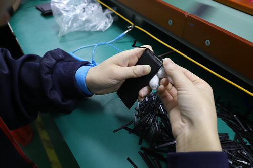 德基电池生产过程-装支架